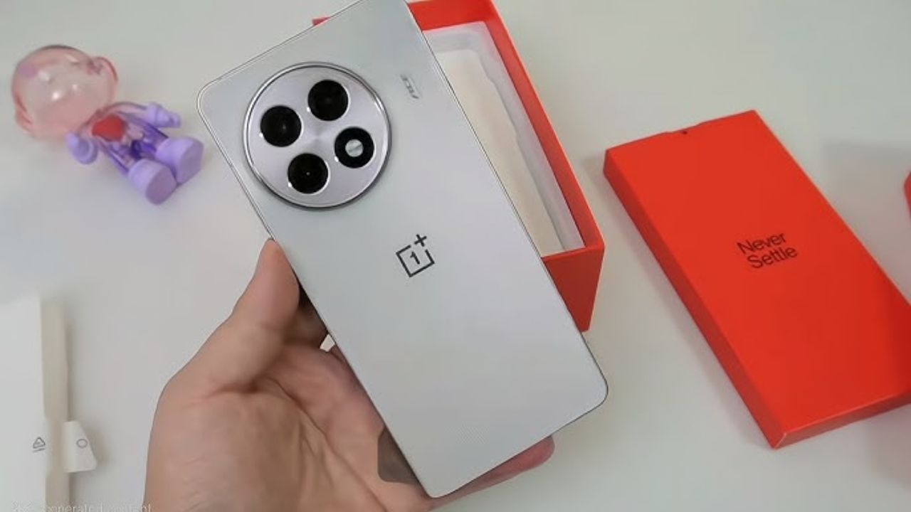 OnePlus 13R 5G एक ऐसा स्मार्टफोन है जो दमदार प्रोसेसर, शानदार कैमरा, बड़ी बैटरी और खूबसूरत डिस्प्ले के साथ आता है। जानिए इसकी कीमत और सभी खासियतें।